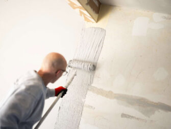 Gør-det-selv eller professionel? Her kan det betale sig at svinge penslen selv